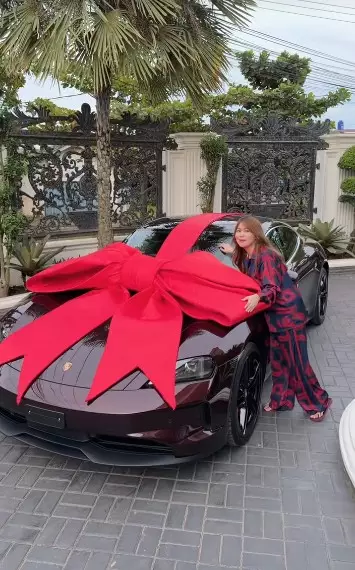 wanita ini pamer beli mobil Rp5 M © TikTok
