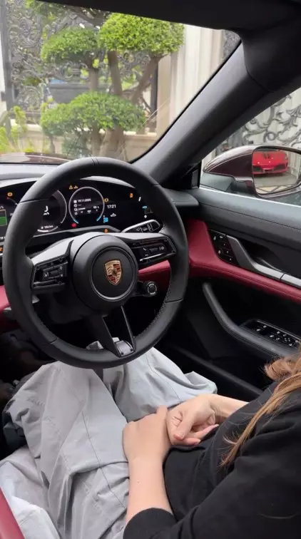 wanita ini pamer beli mobil Rp5 M © TikTok