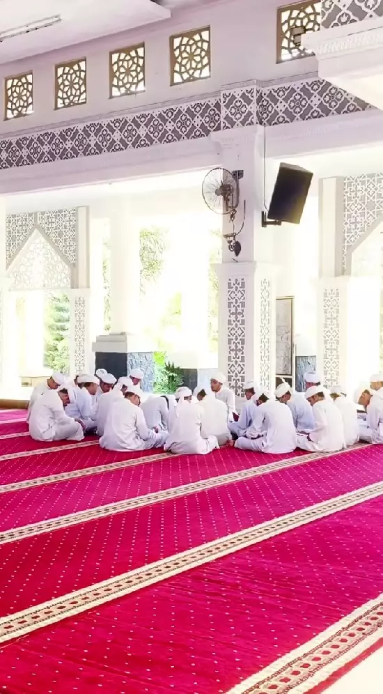 Ruben Onsu belajar di pesantren © Instagram