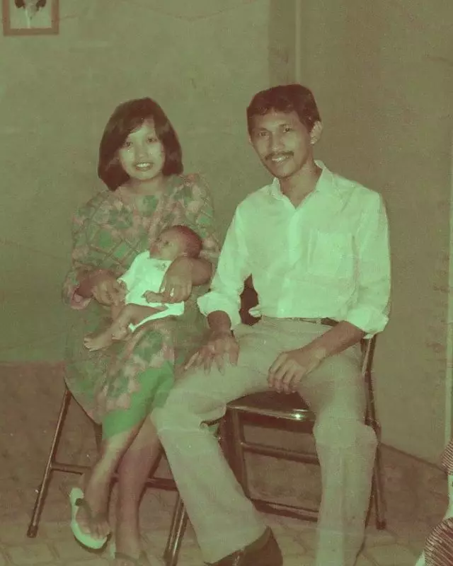 Potret lawas penyanyi bareng keluarga © berbagai sumber Potret lawas penyanyi bareng keluarga © berbagai sumber