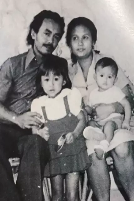 Potret lawas penyanyi bareng keluarga © berbagai sumber Potret lawas penyanyi bareng keluarga © berbagai sumber