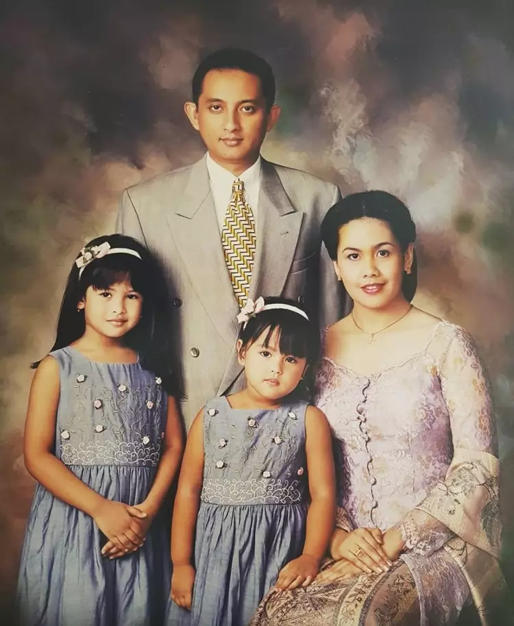 Potret lawas penyanyi bareng keluarga © berbagai sumber Potret lawas penyanyi bareng keluarga © berbagai sumber