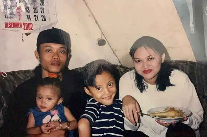 Potret lawas penyanyi bareng keluarga © berbagai sumber Potret lawas penyanyi bareng keluarga © berbagai sumber