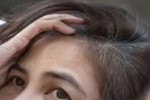 Tanpa semir rambut tetap hitam di usia 30-an tahun, trik mencegah uban prematur pakai 1 jenis rempah