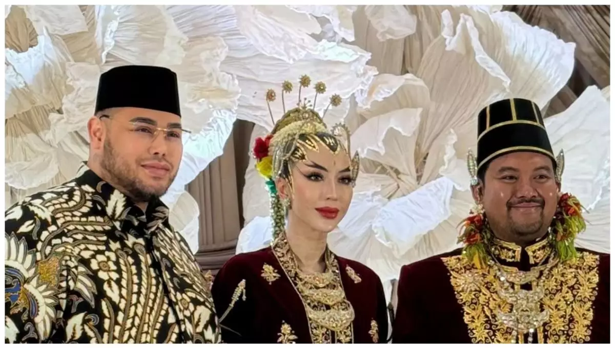 5 Potret Ivan Gunawan berbatik tampil gagah dan berwibawa jadi saksi nikah Nadia Purwoko, tuai pujian