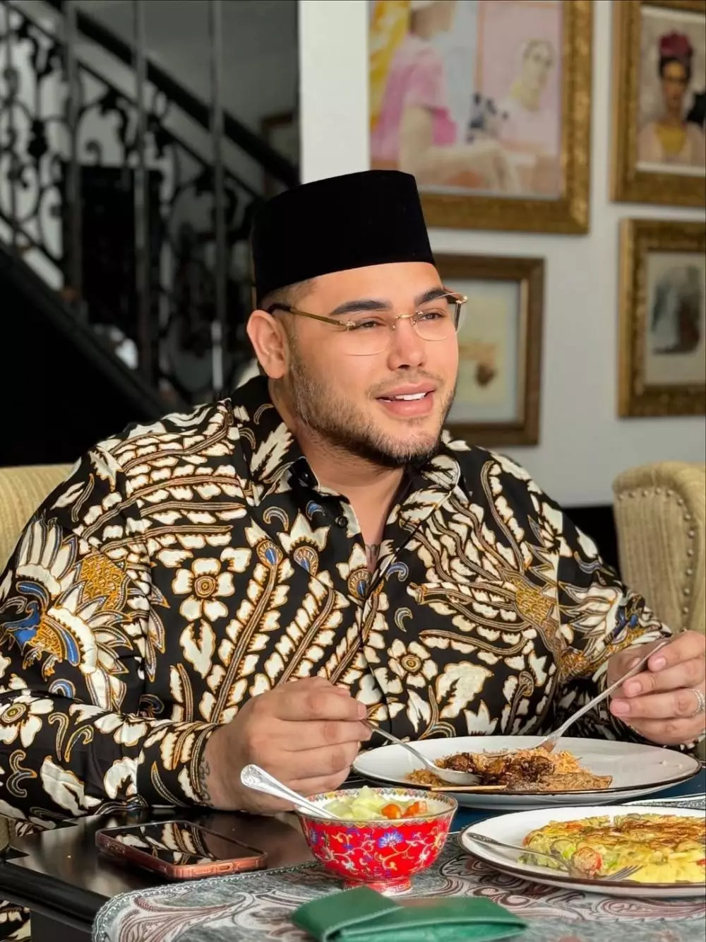 Ivan Gunawan berbatik tampil gagah dan berwibawa jadi saksi nikah Nadia Purwoko © 2025 brilio.net Ivan Gunawan berbatik tampil gagah dan berwibawa jadi saksi nikah Nadia Purwoko © 2025 brilio.net