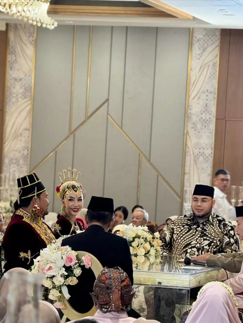 Ivan Gunawan berbatik tampil gagah dan berwibawa jadi saksi nikah Nadia Purwoko © 2025 brilio.net Ivan Gunawan berbatik tampil gagah dan berwibawa jadi saksi nikah Nadia Purwoko © 2025 brilio.net