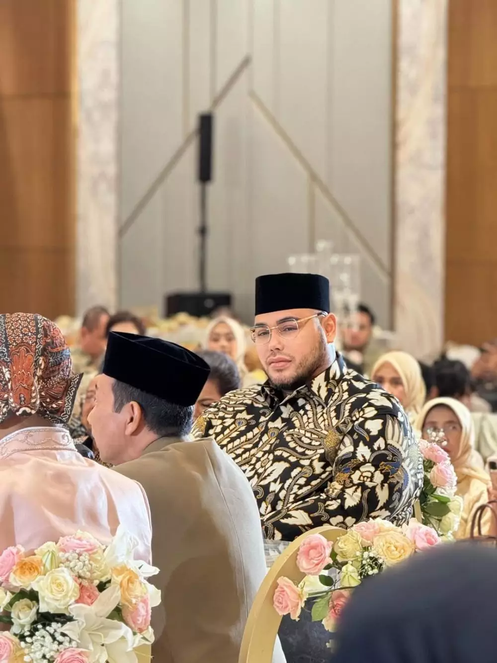 Ivan Gunawan berbatik tampil gagah dan berwibawa jadi saksi nikah Nadia Purwoko © 2025 brilio.net Ivan Gunawan berbatik tampil gagah dan berwibawa jadi saksi nikah Nadia Purwoko © 2025 brilio.net
