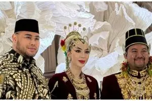 5 Potret Ivan Gunawan berbatik tampil gagah dan berwibawa jadi saksi nikah Nadia Purwoko, tuai pujian