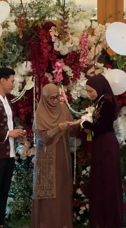 Dara Arafah dilamar Rehan Mubarak © berbagai sumber Dara Arafah dilamar Rehan Mubarak © berbagai sumber