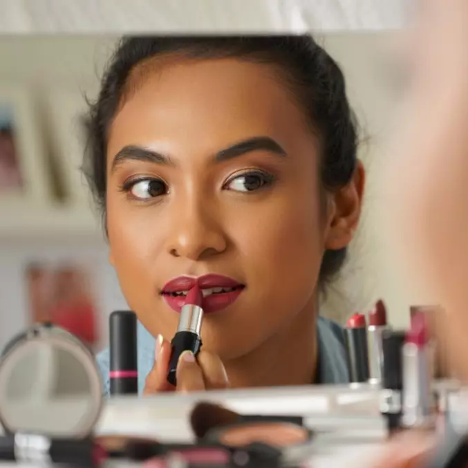 6 Rekomendasi lipstik matte tahan lama harga di bawaha Rp100 ribu, warnanya bikin autiglowing