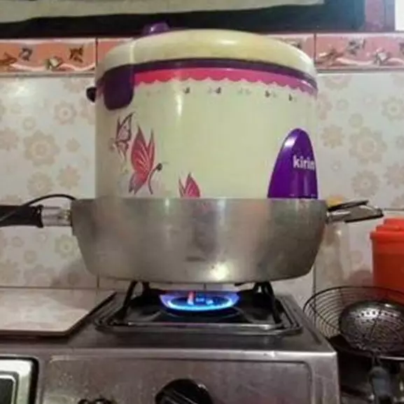 13 Aksi masak nyeleneh di kompor yang bikin netizen bingung tapi nggak bisa berhenti lihat