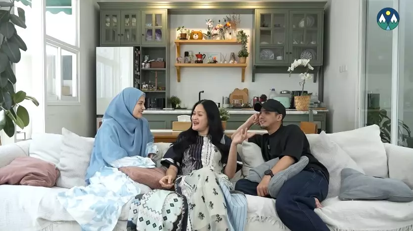 Donna Harun ke Herfiza sayang menantu © YouTube Donna Harun ke Herfiza sayang menantu © YouTube