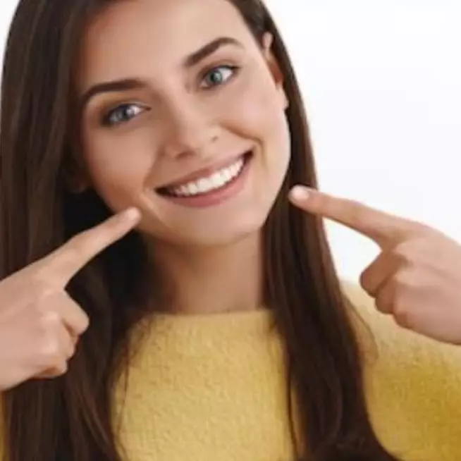 Bukan pakai kulit pisang, begini trik memutihkan gigi penuh noda kulit dengan 1 bahan dapur