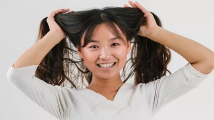 Tumbuhnya lebat dikira hair extension, ini trik suburkan rambut mudah rontok pakai 1 jenis daun
