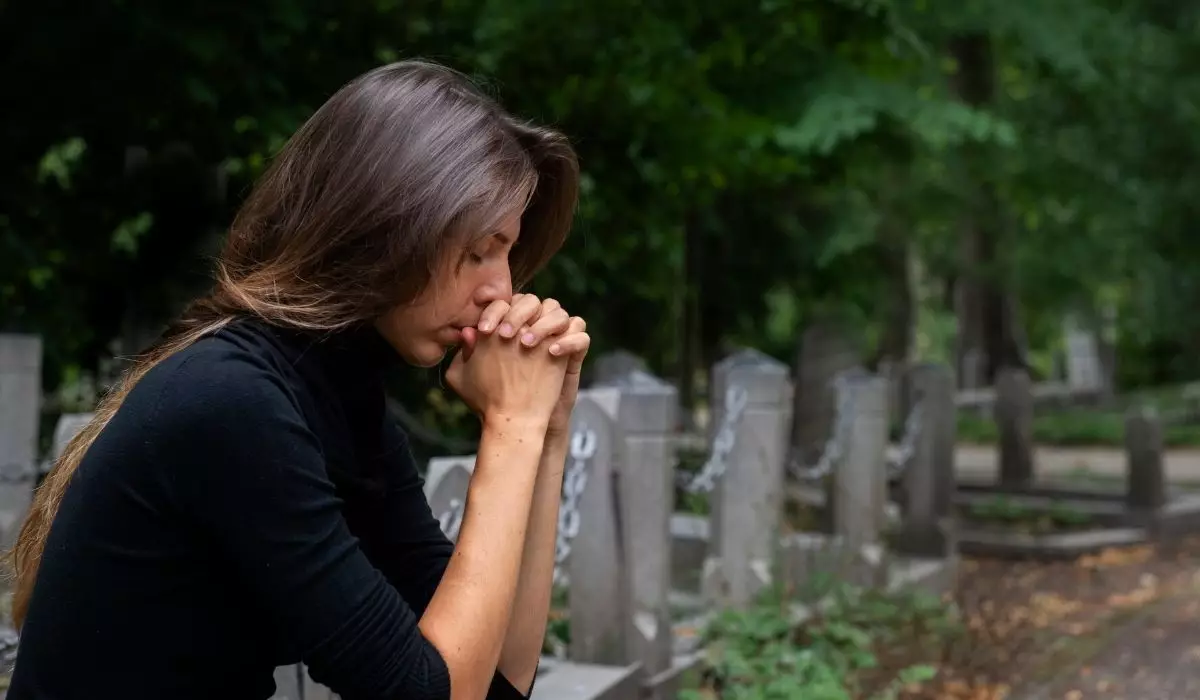 100 Kata-kata galau kehilangan orang tercinta penuh duka, biar pelan-pelan belajar ikhlas