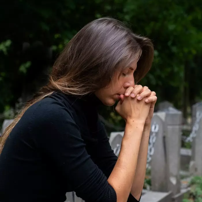 100 Kata-kata galau kehilangan orang tercinta penuh duka, biar pelan-pelan belajar ikhlas