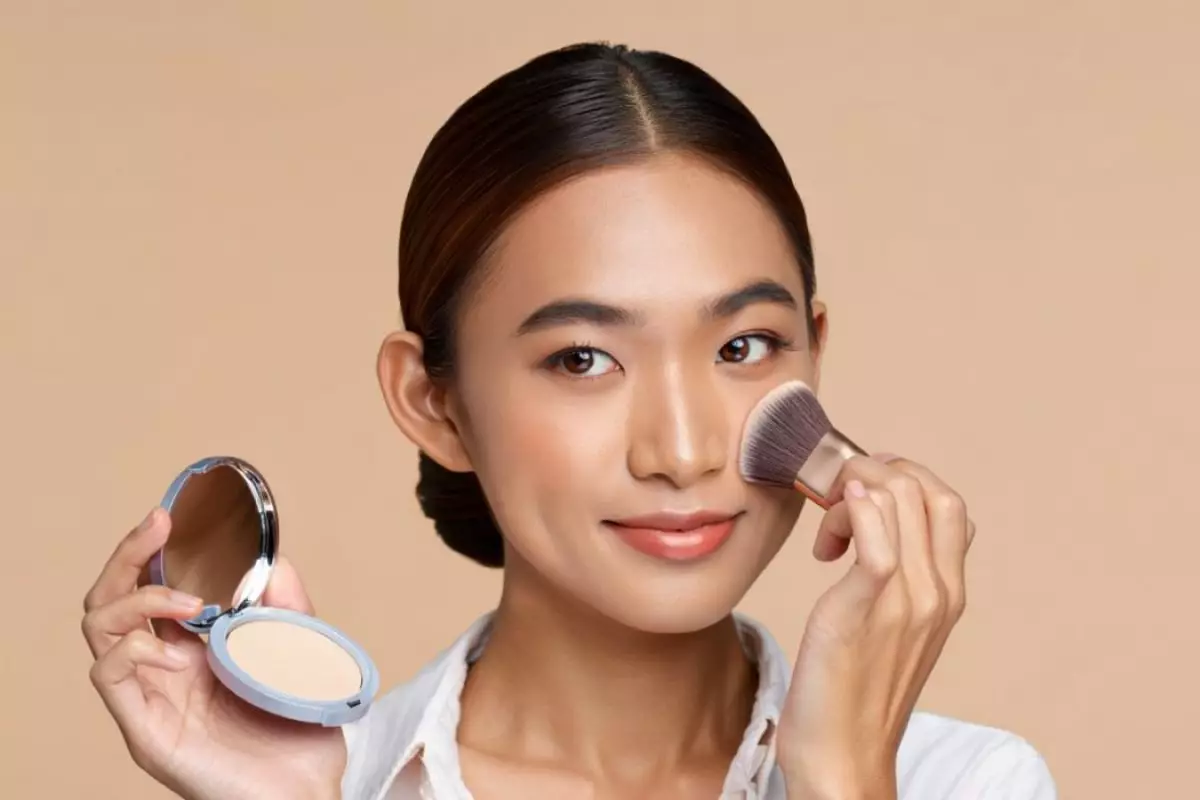 Rekomendasi compact powder matte lokal terbaik, bikin kulit auto flawless tanpa minyakan