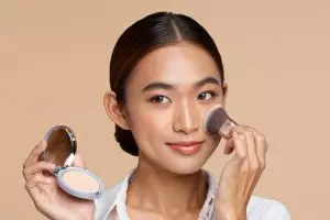 Rekomendasi compact powder matte lokal terbaik, bikin kulit auto flawless tanpa minyakan