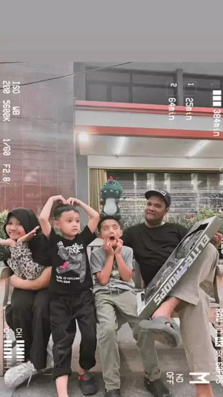 Virgoun liburan bareng ketiga buah hati © Instagram Virgoun liburan bareng ketiga buah hati © Instagram