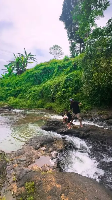 Virgoun liburan bareng ketiga buah hati © Instagram Virgoun liburan bareng ketiga buah hati © Instagram