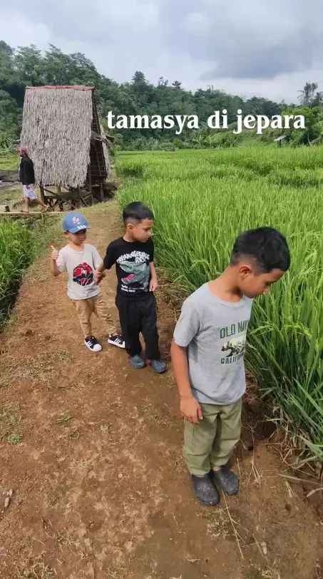Virgoun liburan bareng ketiga buah hati © Instagram Virgoun liburan bareng ketiga buah hati © Instagram