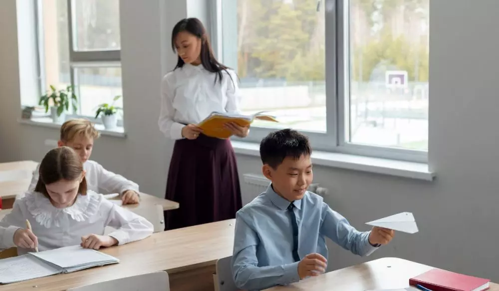 100 Kata-kata bijak guru untuk murid penuh nasihat, bantu kamu tetap fokus meski lagi banyak distraksi © 2025 brilio.net