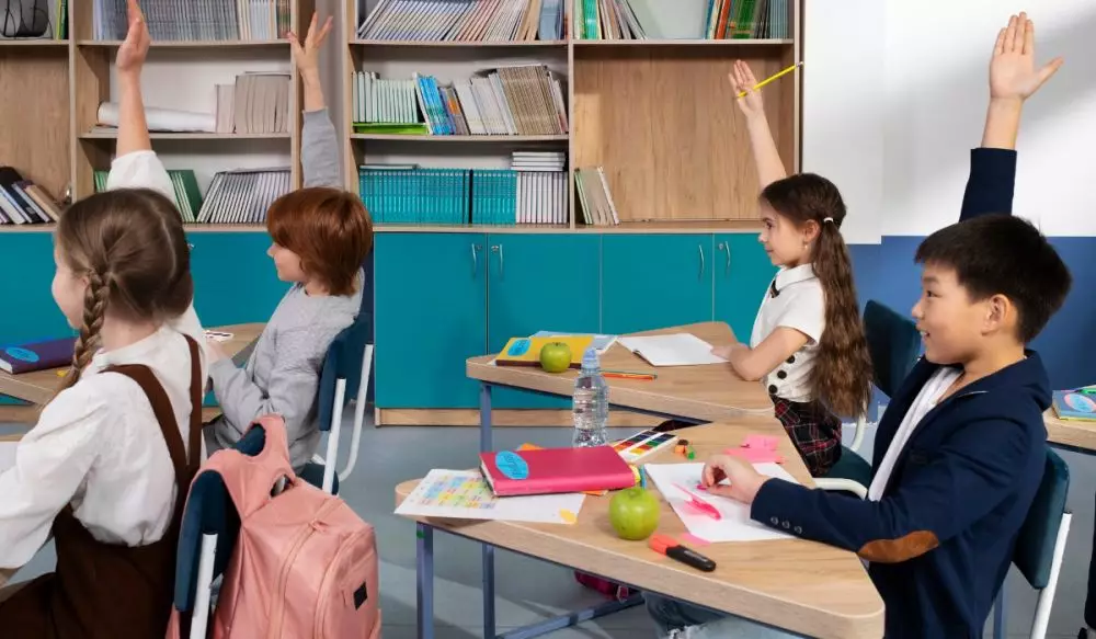 100 Kata-kata bijak guru untuk murid penuh nasihat, bantu kamu tetap fokus meski lagi banyak distraksi © 2025 brilio.net