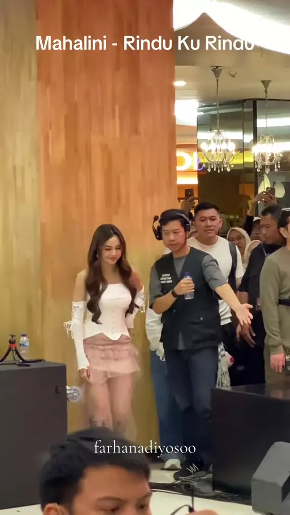 Momen Mahalini kembali manggung usai 1 tahun hiatus © 2025 brilio.net Momen Mahalini kembali manggung usai 1 tahun hiatus © 2025 brilio.net