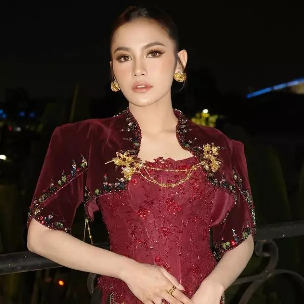 Tak kuasa tahan tangis haru, ini 9 momen Mahalini kembali manggung usai 1 tahun hiatus