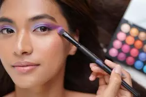 8 Rekomendasi eyeshadow lokal under Rp100 ribu, pigmented dan tahan lama