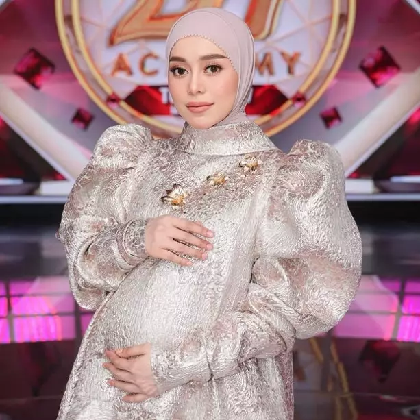 Hamil anak ke-3 selang 4 bulan melahirkan, ini 9 potret Lesty Kejora dengan baby bump sudah terlihat