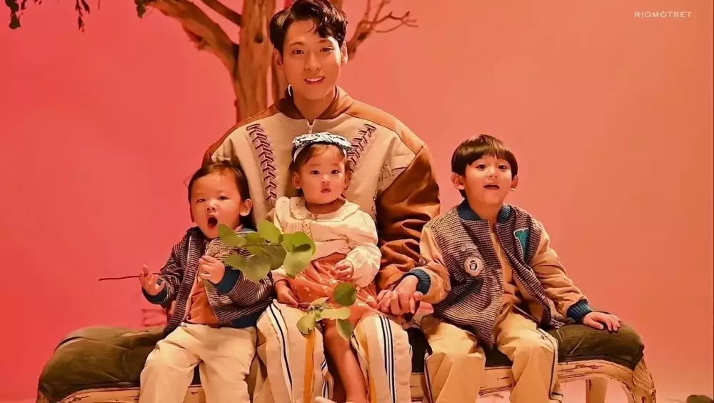 Na Daehoon jalani photoshoot bareng 3 anak tanpa Jule © 2025 Instagram Na Daehoon jalani photoshoot bareng 3 anak tanpa Jule © 2025 Instagram