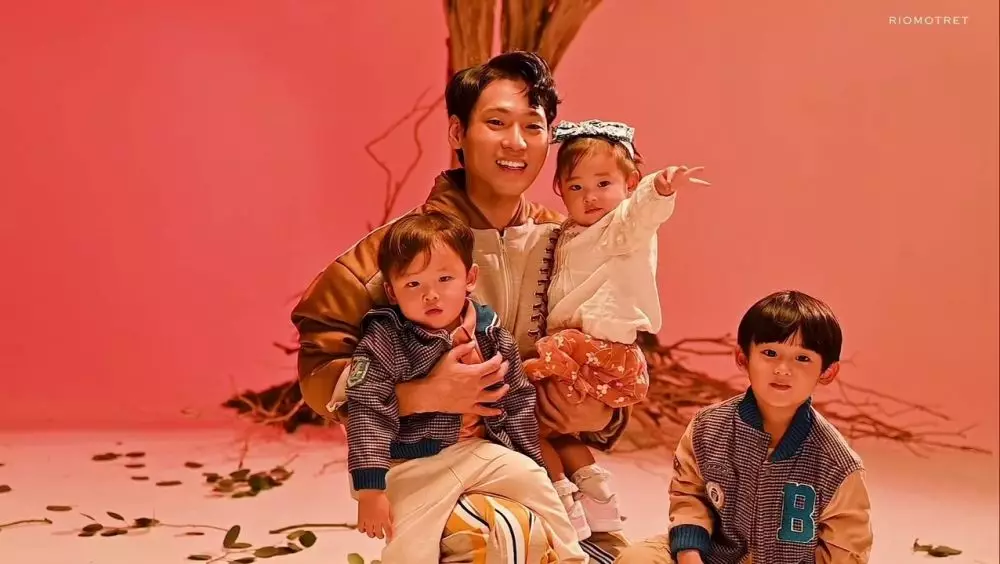 Na Daehoon jalani photoshoot bareng 3 anak tanpa Jule © 2025 Instagram Na Daehoon jalani photoshoot bareng 3 anak tanpa Jule © 2025 Instagram