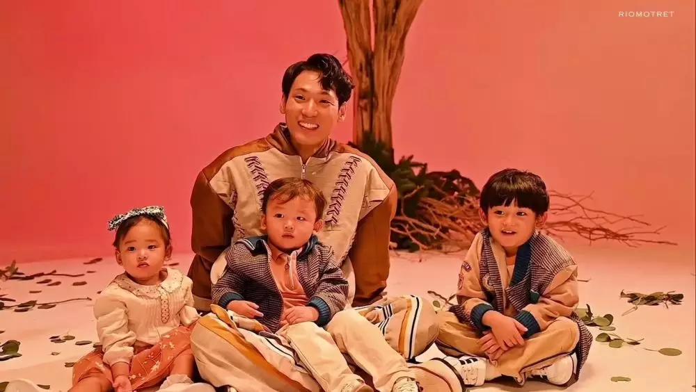 Na Daehoon jalani photoshoot bareng 3 anak tanpa Jule © 2025 Instagram Na Daehoon jalani photoshoot bareng 3 anak tanpa Jule © 2025 Instagram