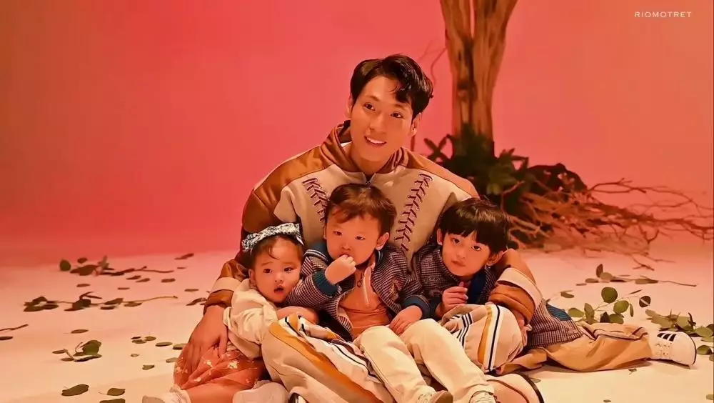 Na Daehoon jalani photoshoot bareng 3 anak tanpa Jule © 2025 Instagram Na Daehoon jalani photoshoot bareng 3 anak tanpa Jule © 2025 Instagram