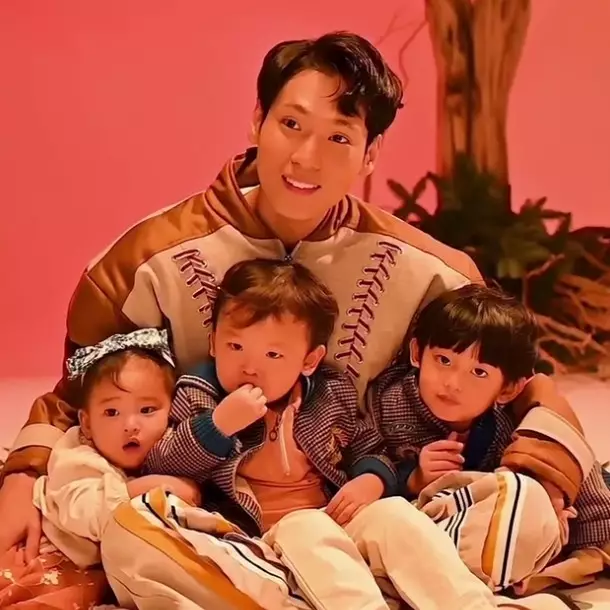 9 Potret Na Daehoon jalani photoshoot bareng ketiga anaknya tanpa Jule, vibesnya bak drakor