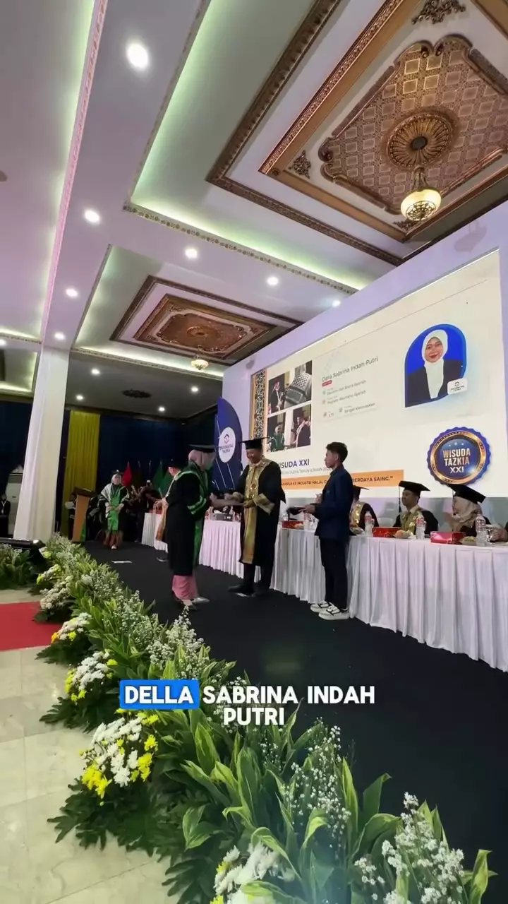 Della Sabrina istri Irfan Hakim wisuda S-2 akuntansi © 2025 Instagram