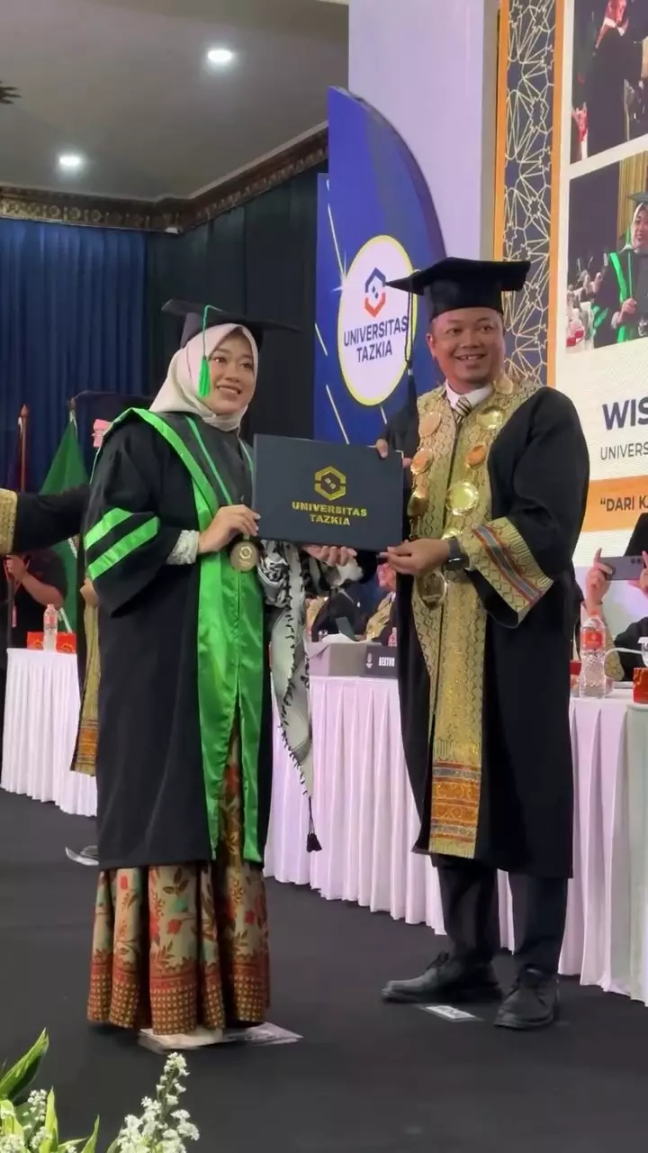 Della Sabrina istri Irfan Hakim wisuda S-2 akuntansi © 2025 Instagram