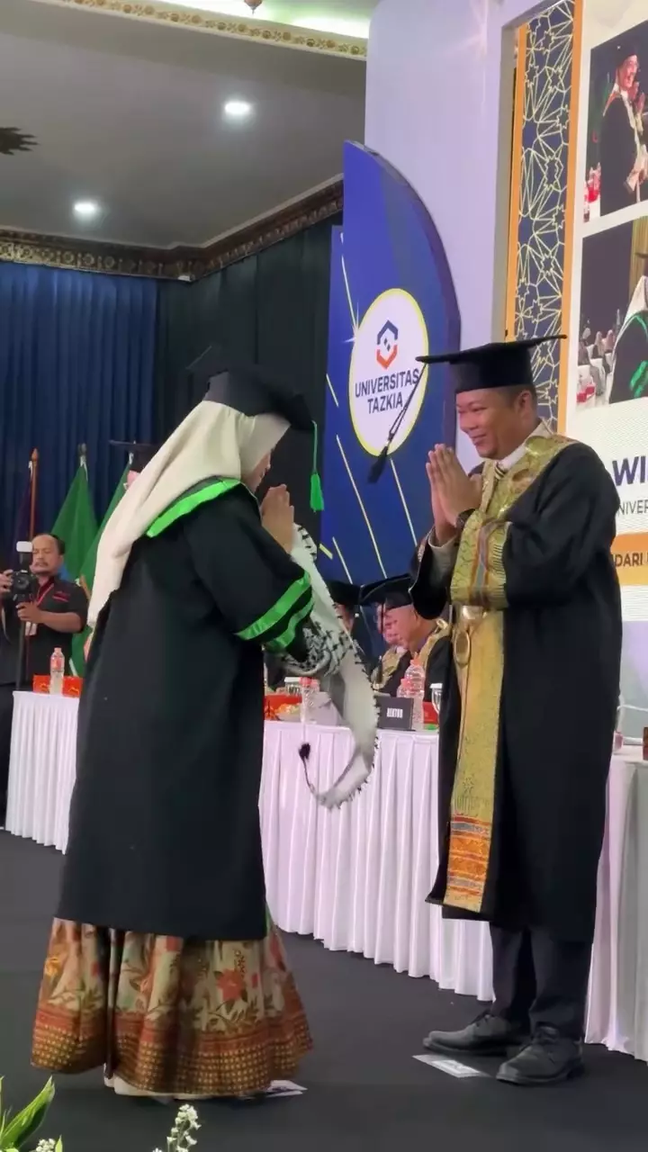 Della Sabrina istri Irfan Hakim wisuda S-2 akuntansi © 2025 Instagram