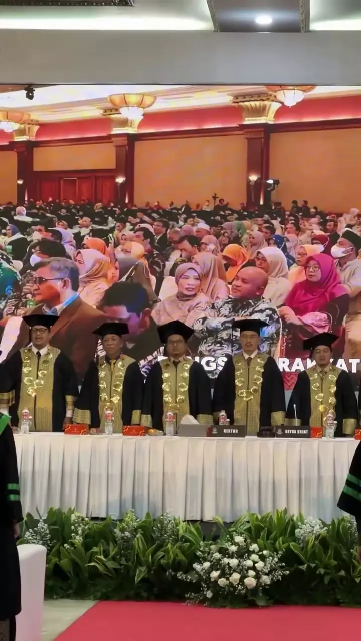 Della Sabrina istri Irfan Hakim wisuda S-2 akuntansi © 2025 Instagram