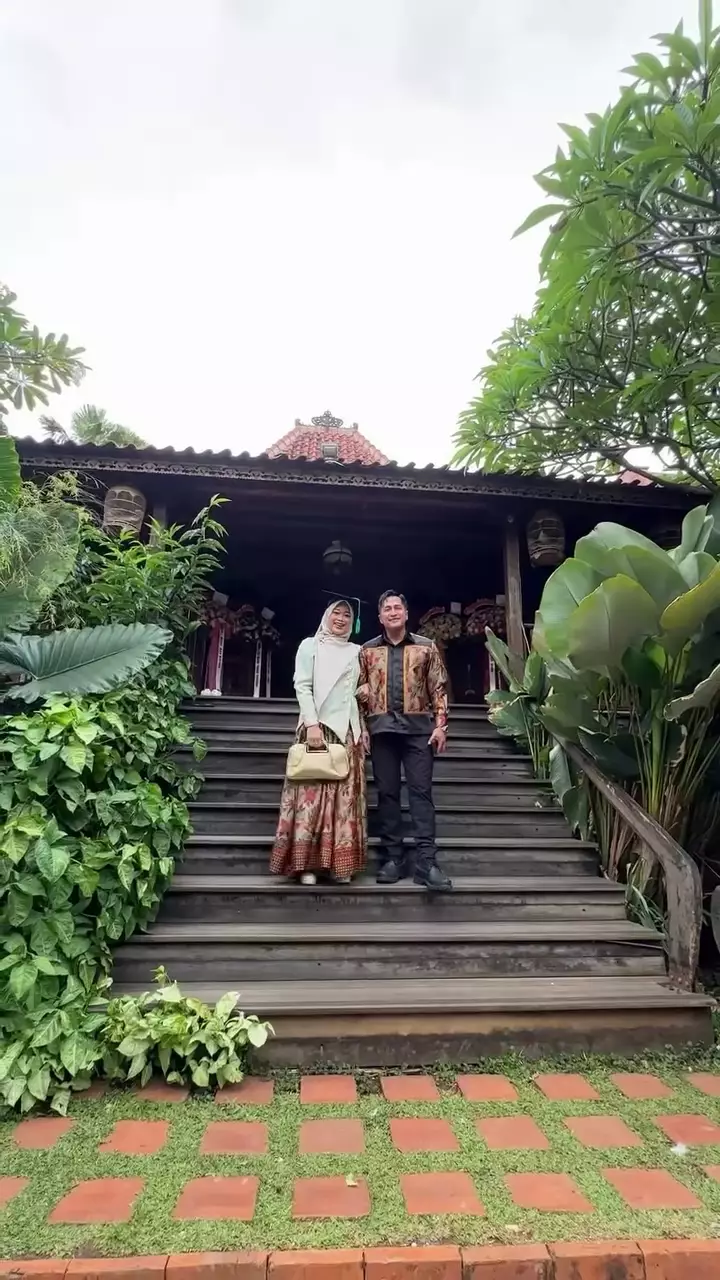 Della Sabrina istri Irfan Hakim wisuda S-2 akuntansi © 2025 Instagram