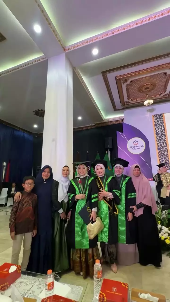 Della Sabrina istri Irfan Hakim wisuda S-2 akuntansi © 2025 Instagram
