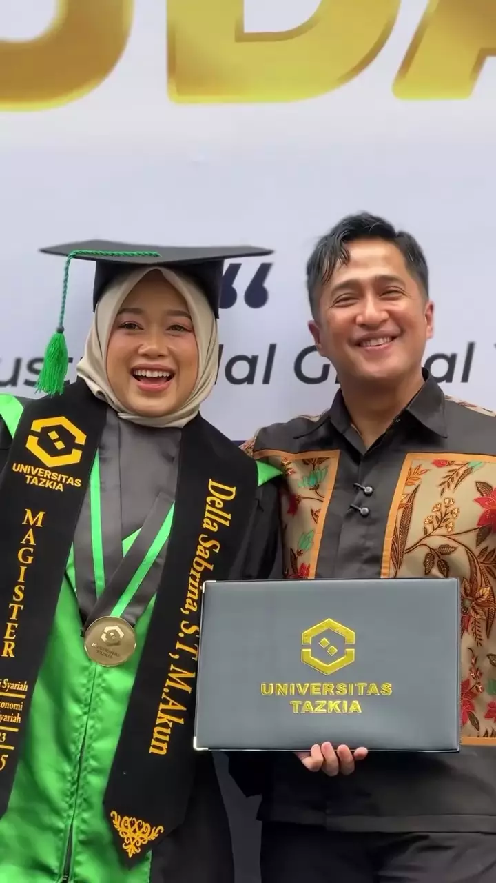 Della Sabrina istri Irfan Hakim wisuda S-2 akuntansi © 2025 Instagram