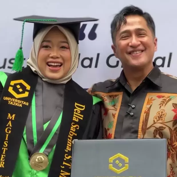 Diam-diam kuliah S-2 sambil urus anak, 9 potret Della Sabrina istri Irfan Hakim wisuda magister