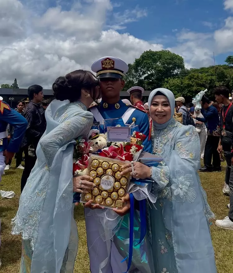 Dewi Perssik hadiri wisuda akmil putra angkatnya Felice Gabriel © 2025 brilio.net
