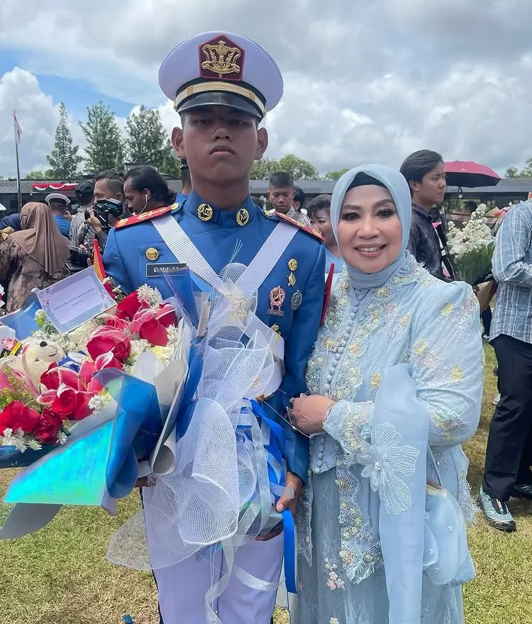 Dewi Perssik hadiri wisuda akmil putra angkatnya Felice Gabriel © 2025 brilio.net