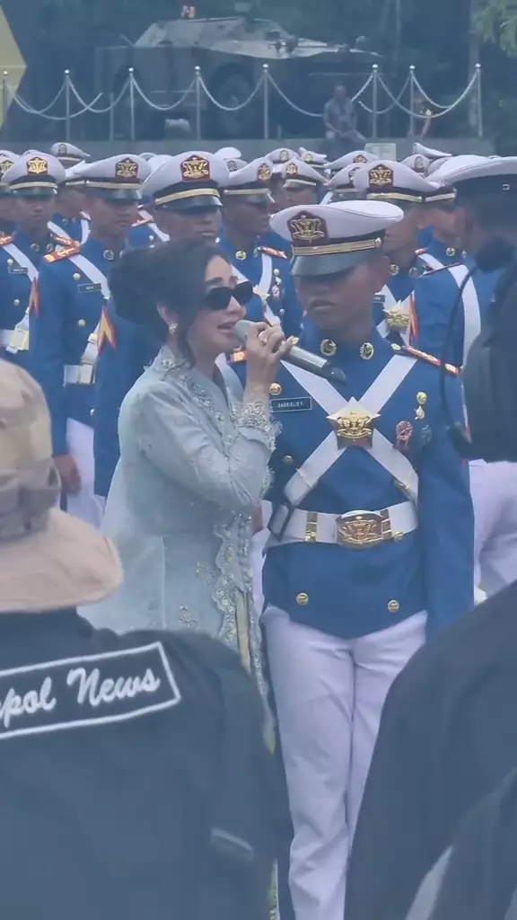 Dewi Perssik hadiri wisuda akmil Felice Gabriel © 2025 brilio.net