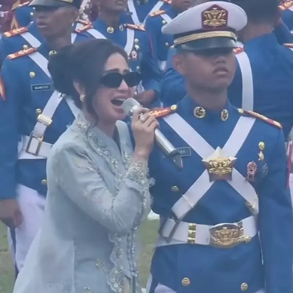 9 Potret Dewi Perssik hadiri pelepasan putra angkatnya Felice Gabriel jadi TNI AAL, menangis haru