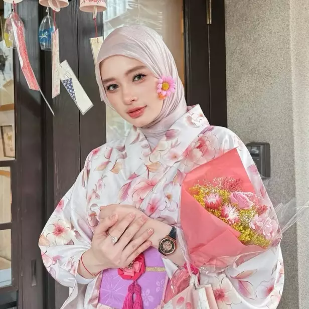 Disebut pakai baju couple dengan Insanul Fahmi saat umroh, ini 5 penjelasan Inara Rusli